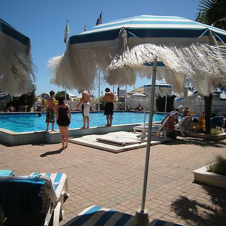 Hotel Ambasciatori Palace Lido di Jesolo Bagian luar foto