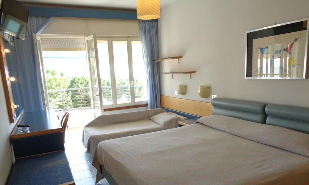 Hotel Ambasciatori Palace Lido di Jesolo Bagian luar foto