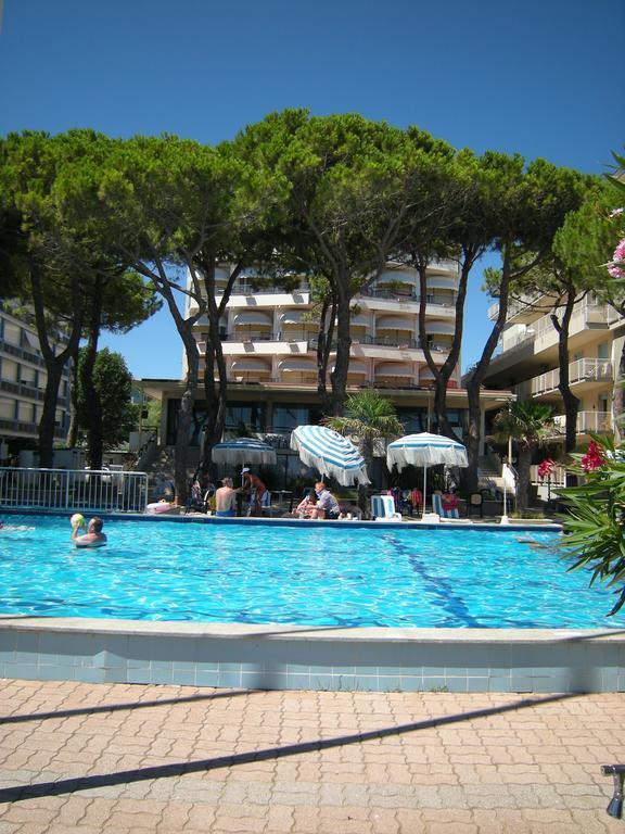 Hotel Ambasciatori Palace Lido di Jesolo Bagian luar foto