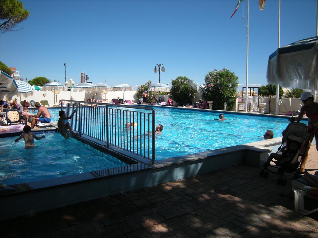 Hotel Ambasciatori Palace Lido di Jesolo Bagian luar foto