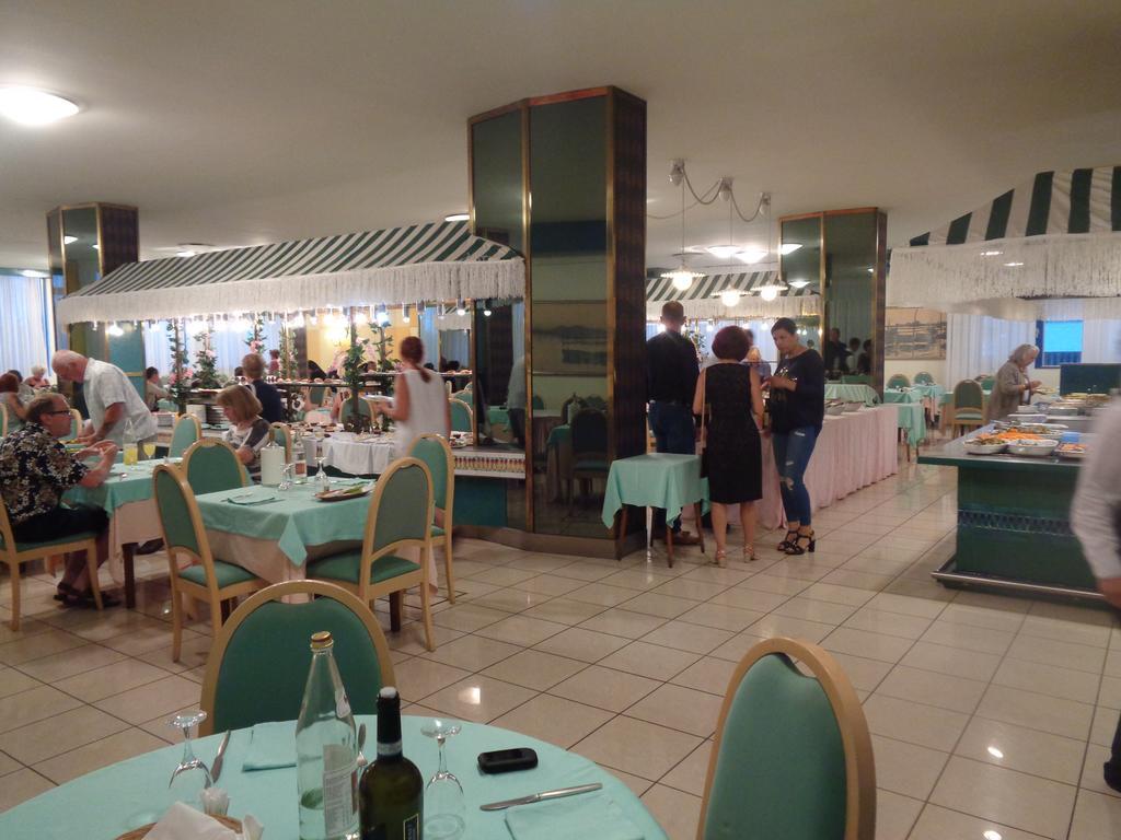 Hotel Ambasciatori Palace Lido di Jesolo Bagian luar foto