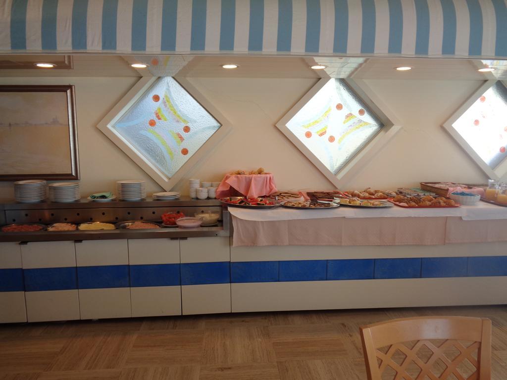 Hotel Ambasciatori Palace Lido di Jesolo Bagian luar foto