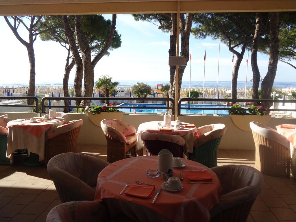 Hotel Ambasciatori Palace Lido di Jesolo Bagian luar foto