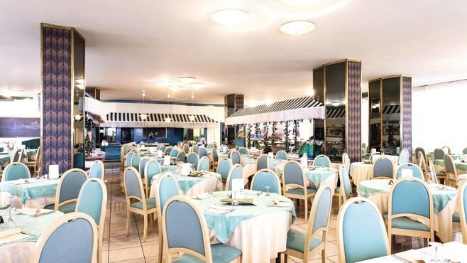 Hotel Ambasciatori Palace Lido di Jesolo Bagian luar foto