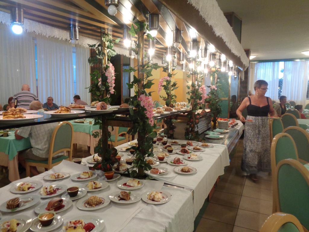 Hotel Ambasciatori Palace Lido di Jesolo Bagian luar foto