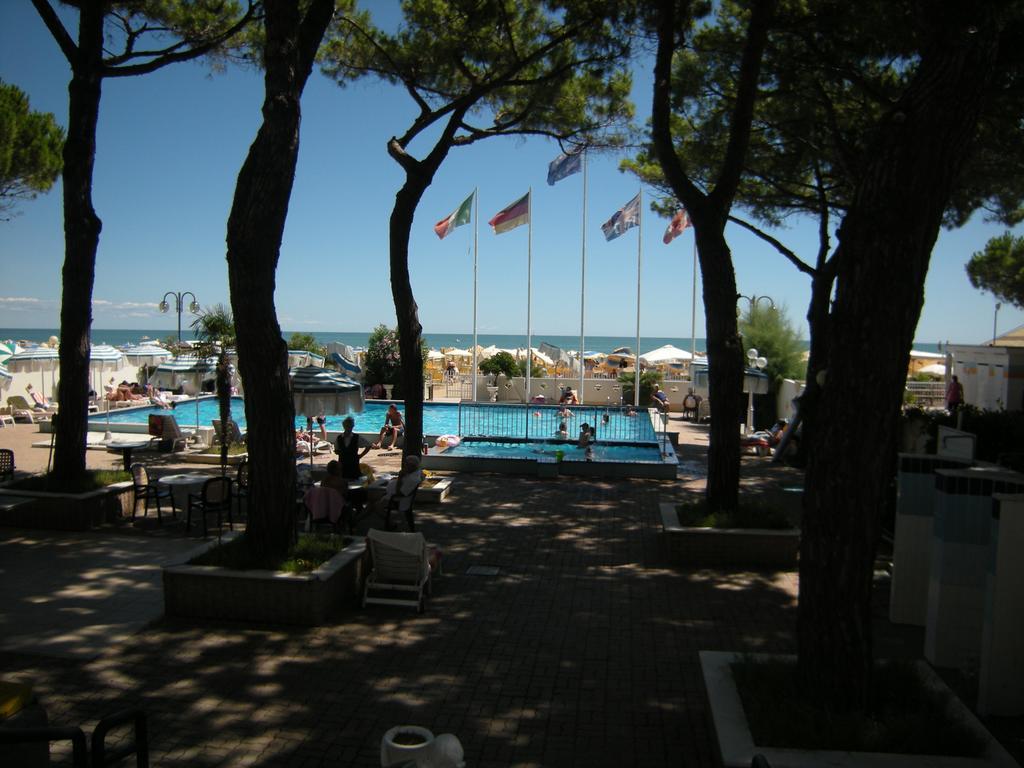 Hotel Ambasciatori Palace Lido di Jesolo Bagian luar foto