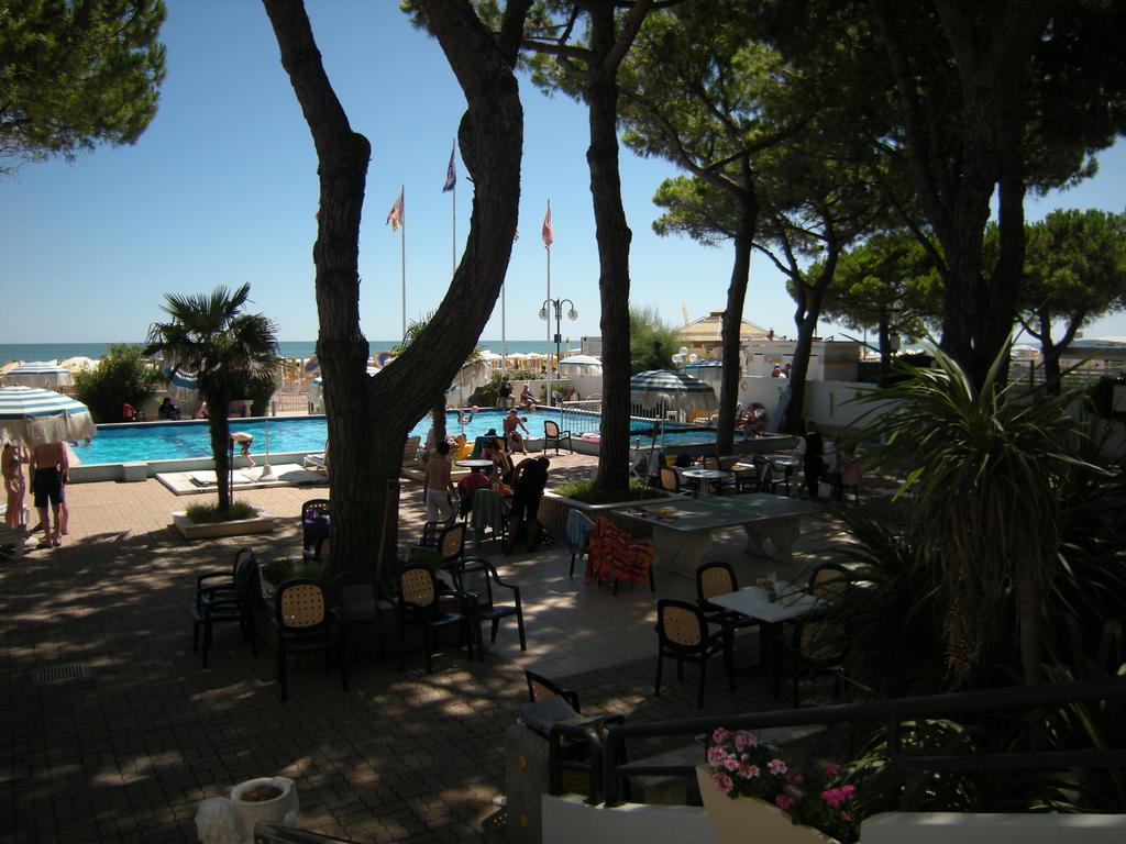 Hotel Ambasciatori Palace Lido di Jesolo Bagian luar foto