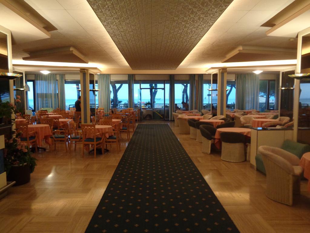Hotel Ambasciatori Palace Lido di Jesolo Bagian luar foto