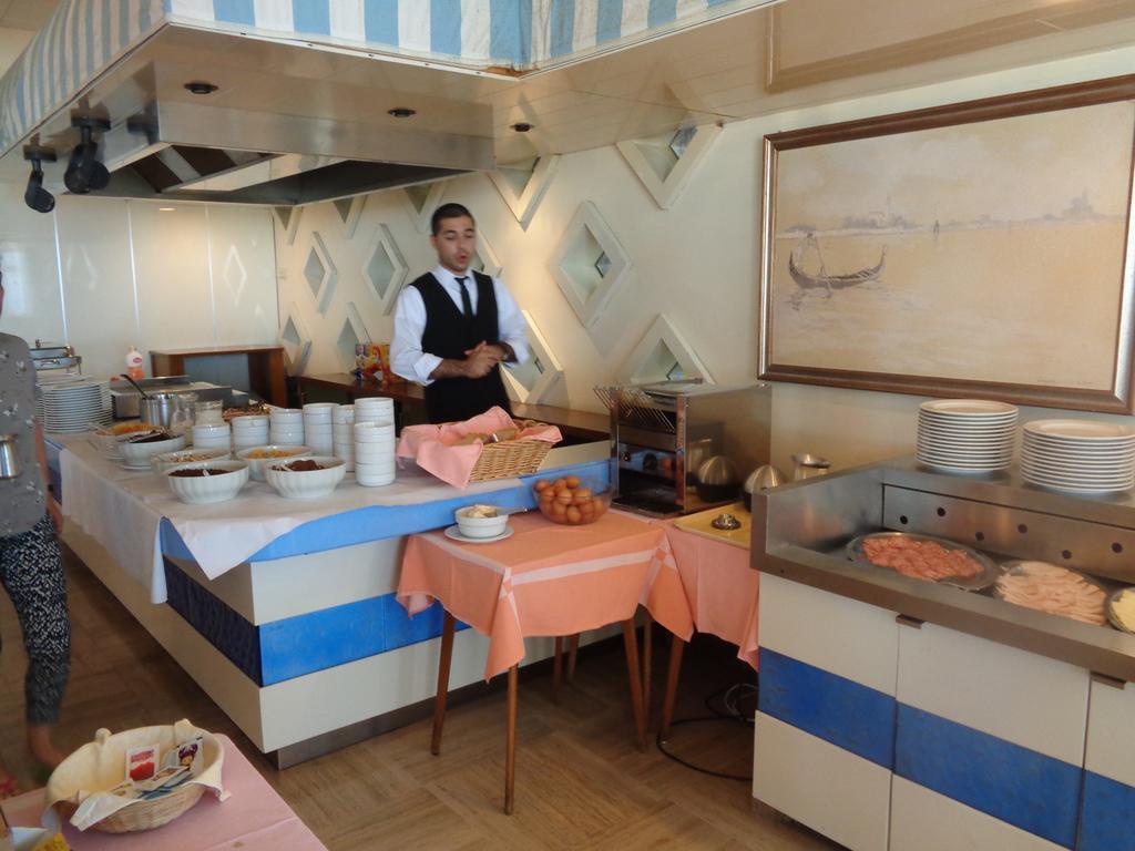 Hotel Ambasciatori Palace Lido di Jesolo Bagian luar foto