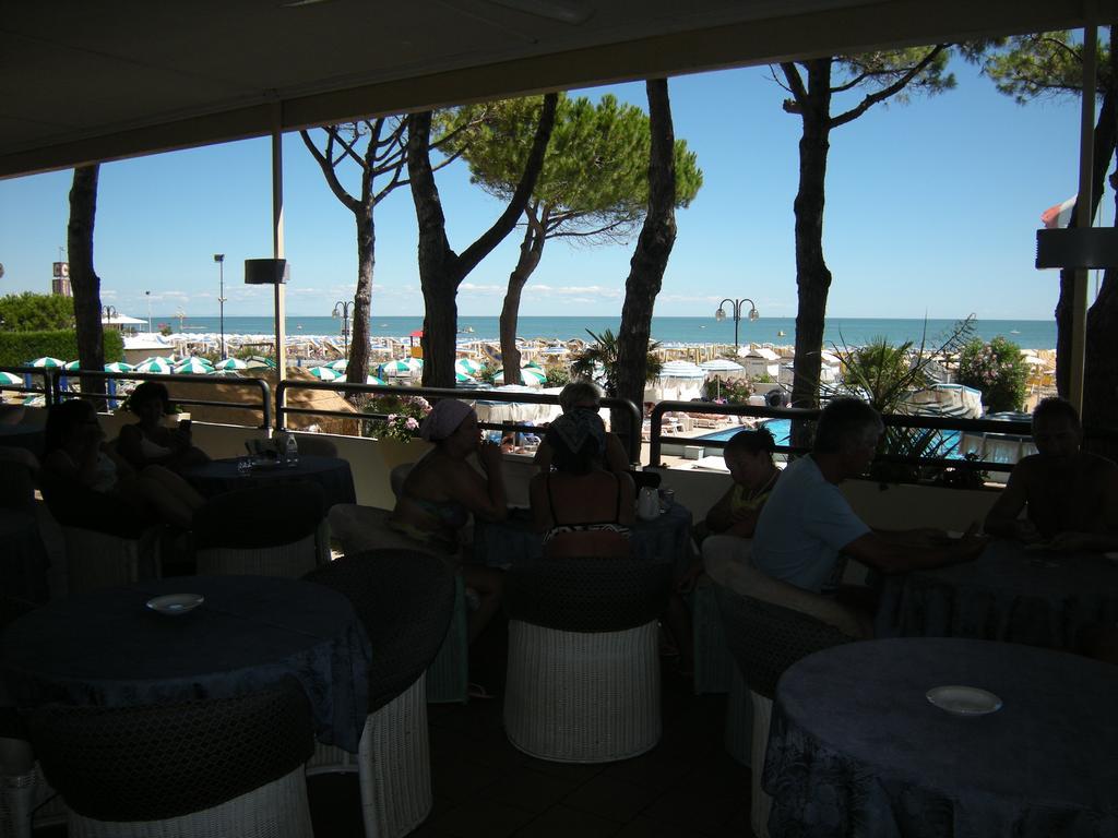 Hotel Ambasciatori Palace Lido di Jesolo Bagian luar foto
