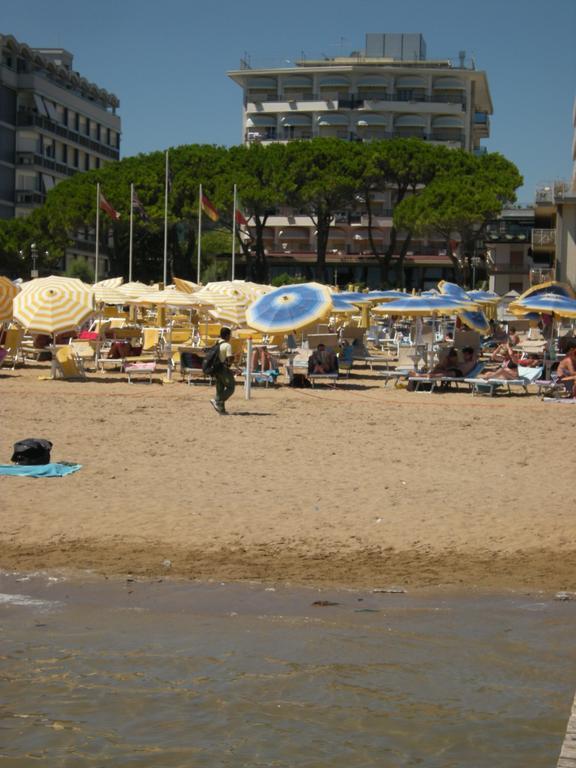 Hotel Ambasciatori Palace Lido di Jesolo Bagian luar foto