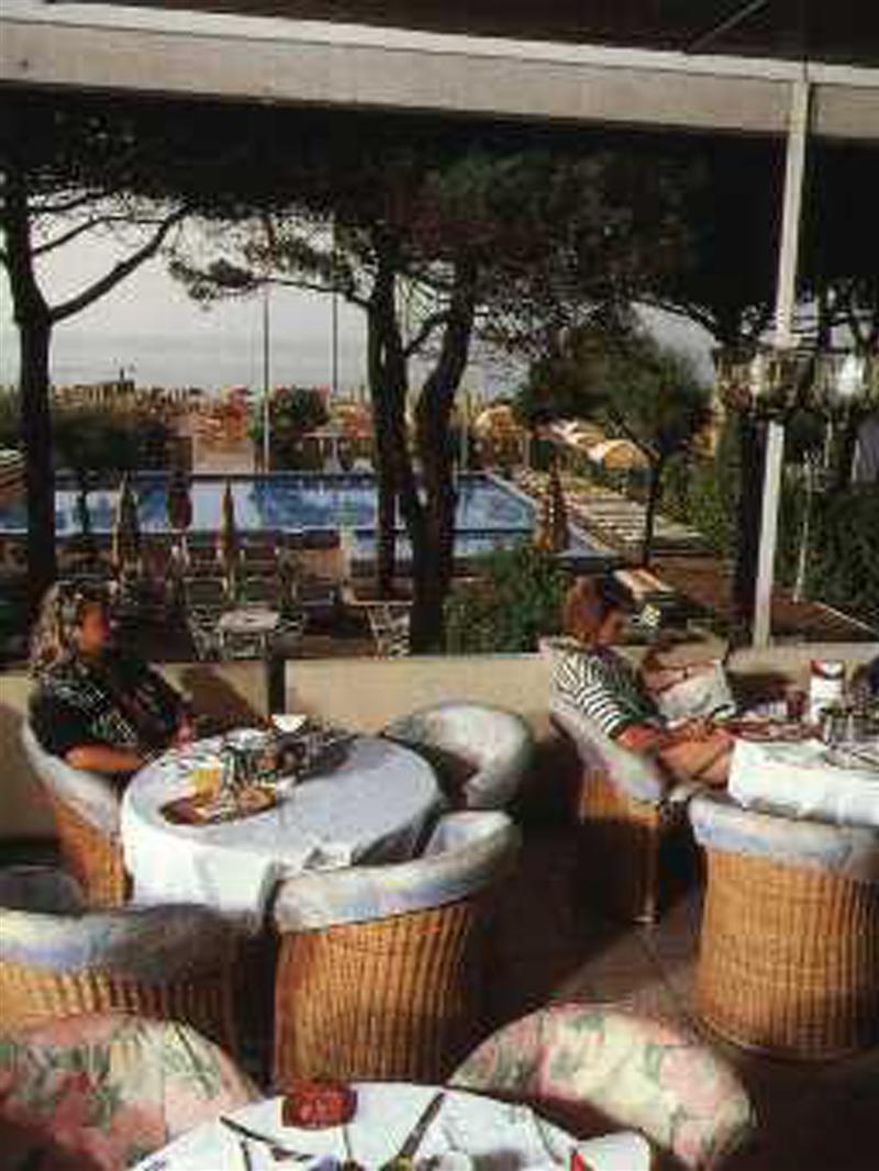 Hotel Ambasciatori Palace Lido di Jesolo Bagian luar foto