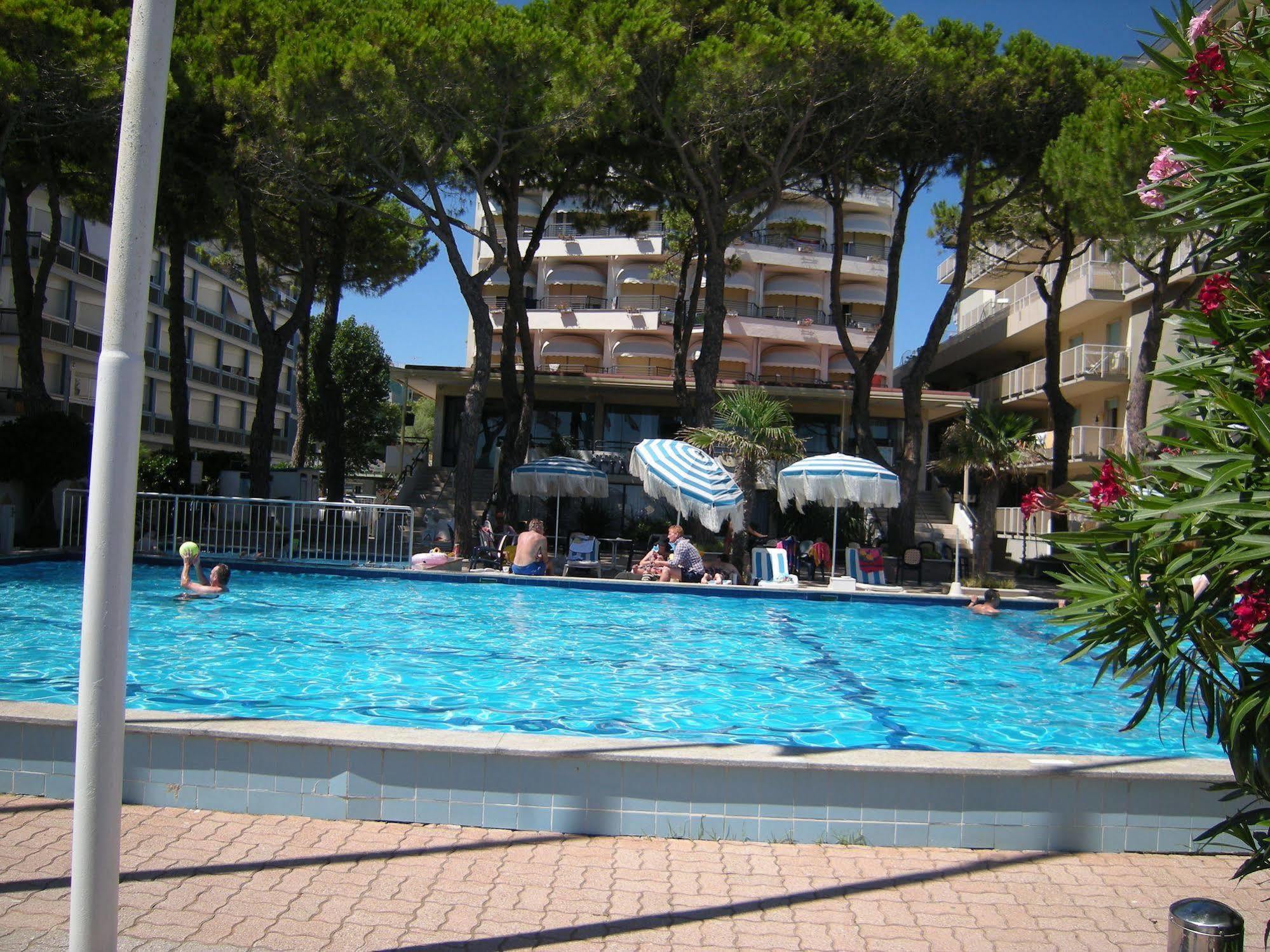 Hotel Ambasciatori Palace Lido di Jesolo Bagian luar foto