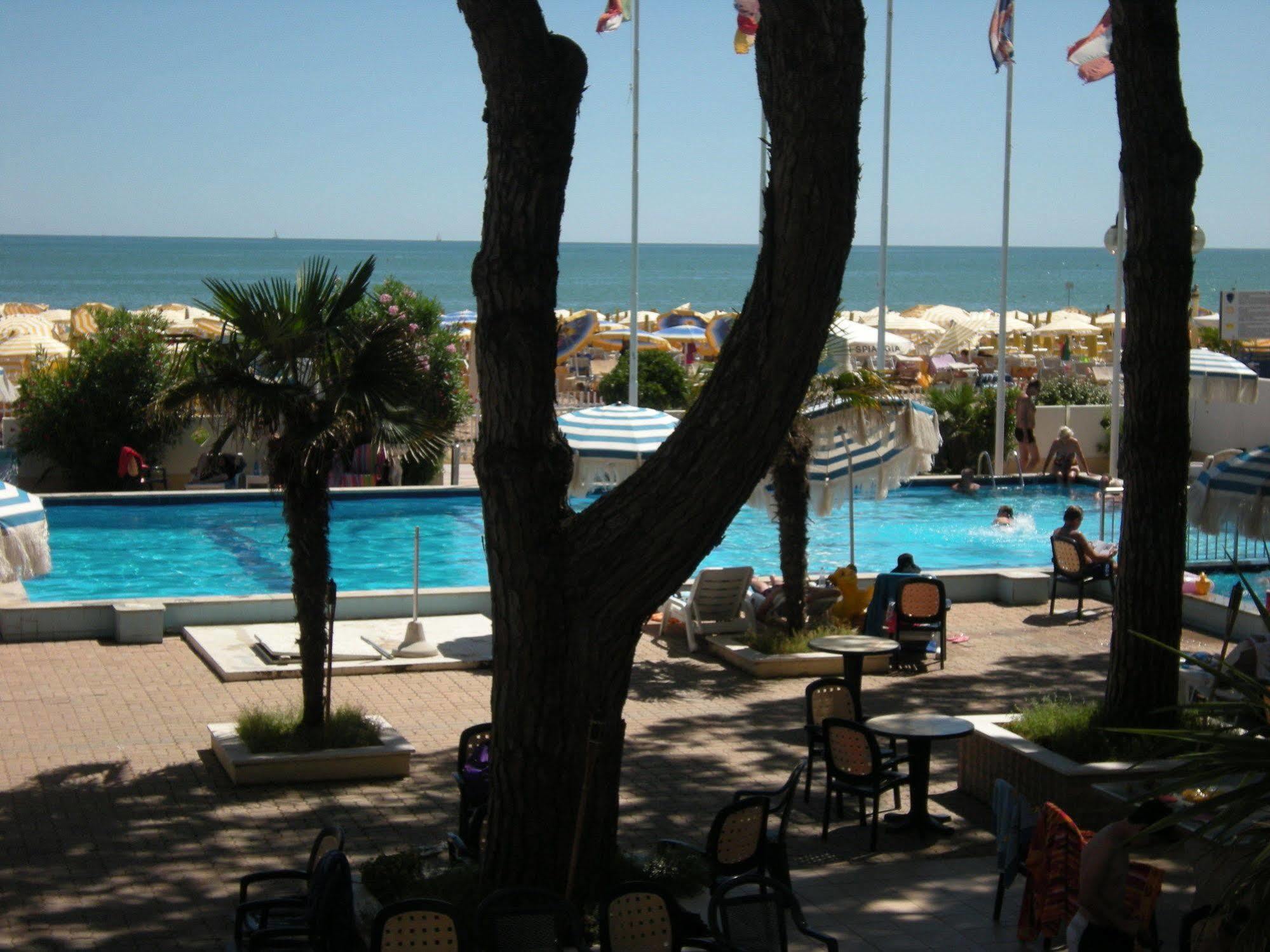 Hotel Ambasciatori Palace Lido di Jesolo Bagian luar foto